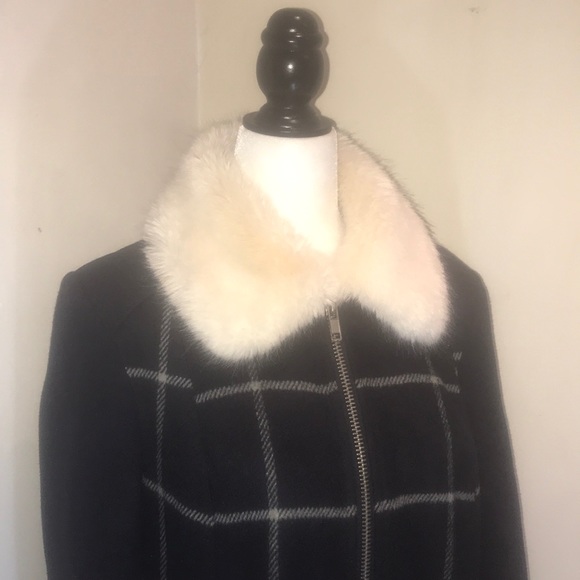 “FOREVER 21” Navy check faux fur collar jacket. - Picture 3 of 16